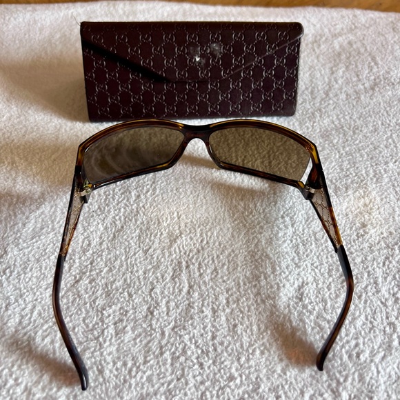 GUCCI
Tortoise Shell Frame GG Sunglasses - 2998 - Picture 10 of 14